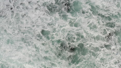 4K-Aufnahme-Der-Meeresoberfläche-Nach-Dem-Ausbruch-Einer-Riesigen-Welle