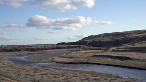 Serpentinenfluss-Schlängelt-Sich-Durch-Eine-Karge-Isländische-Landschaft-Unter-Einem-Blauen-Himmel-Mit-Vereinzelten-Wolken
