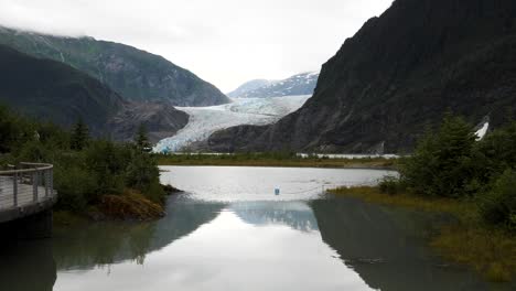 Glaciar-Y-Lago-Mendenhall,-Visto-Desde-El-Punto-De-Fotografía,-Centro-De-Visitantes-Del-Glaciar-Mendenhall,-Alaska