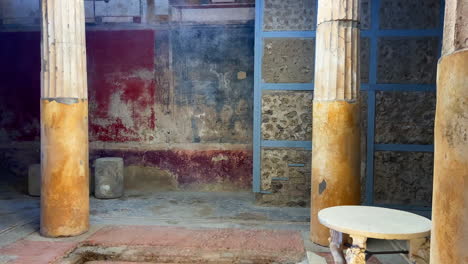 Old-preserved-royal-house-with-painted-walls-in-Pompeii