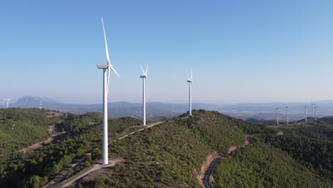 Drohnenaufnahme-Eines-Windparks-Zur-Windenergieerzeugung-In-Katalonien,-Spanien