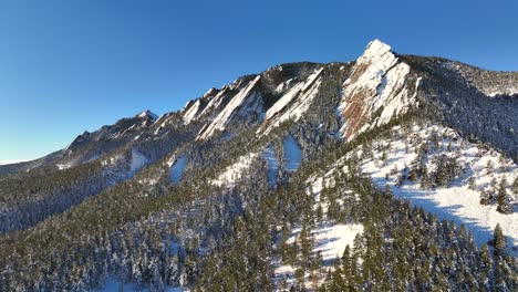 Colorado-Natural-Beauty,-Snow-capped-flatiron-mountains-with-trees-in-Boulder,-Colorado-on-sunny-winter-morning