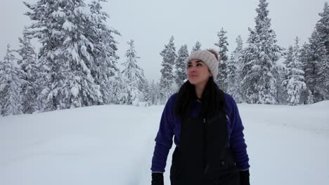 Eine-Junge-Frau-Macht-Einen-Spaziergang-Und-Erkundet-Das-Wunderschöne,-Schneebedeckte-Winterwunderland-In-Lappland,-Finnland-Und-Am-Polarkreis
