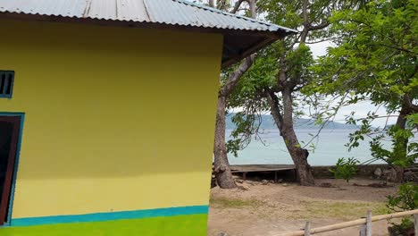 Roadtrip-Blick-Auf-Lokale-Häuser,-Fischerboote-Und-Bäume-Entlang-Der-Küste-Der-Insel-Alor-Auf-Den-Kleinen-Sunda-Inseln-Im-Osten-Von-Nusa-Tenggara