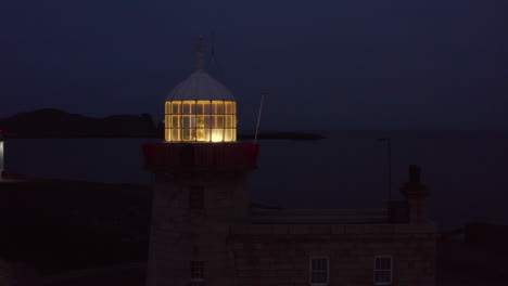 Nachtaufnahme-Aus-Der-Luft-Mit-Dem-Leuchtturm-Von-Howth-Harbour-Und-Irlands-Auge