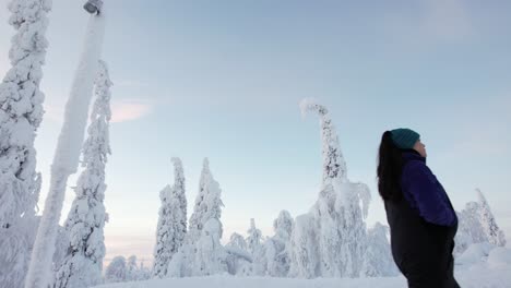 Mädchen-Erkundet-Wunderschöne-Schneebedeckte-Winterwunderland-In-Lappland,-Finnland,-Polarkreis