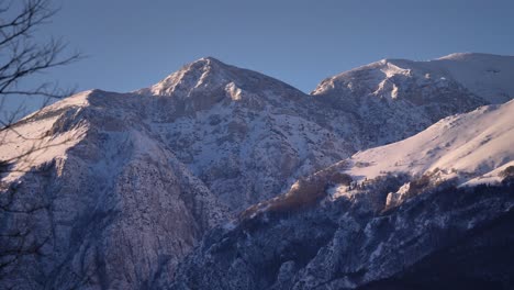 Blick-Auf-Den-Schneebedeckten-Maiella-Nationalpark-Von-Guardiagrele,-Abruzzen,-Italien