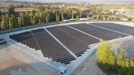 Luftaufnahme-Von-Sonnenkollektoren-In-Einem-Solarpark,-Der-Zur-Erzeugung-Sauberer-Energie-Genutzt-Wird