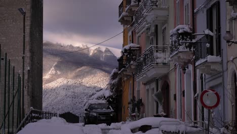 Vistas-A-La-Montaña-En-Invierno-Desde-Las-Calles-De-Guardiagrele,-Abruzzo,-Italia