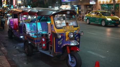 Taxis-Tuk-Tuk-En-El-Barrio-Chino-De-Bangkok