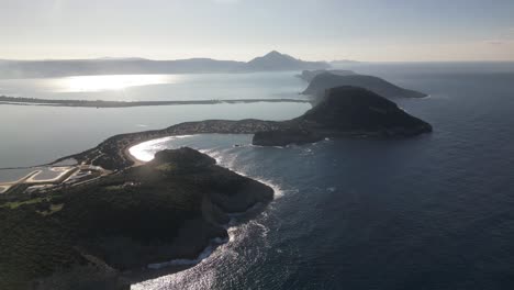Filmischer-Drohnenclip-In-Der-Bucht-Von-Navarino,-Griechenland