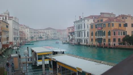 Vista-Del-Gran-Canal-De-La-Mañana-Brumosa,-Venecia,-Italia