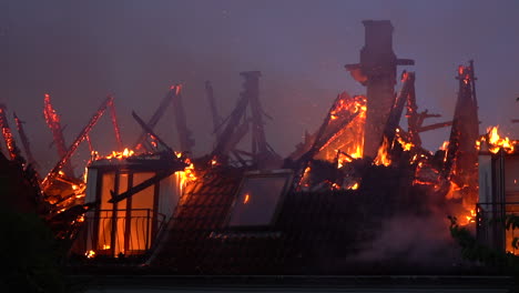 Fuerte-Incendio-En-Edificio-Abandonado-En-Dinamarca