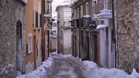 Vista-De-Las-Estrechas-Calles-De-Guardiagrele-En-Invierno-Con-Nieve,-Abruzzo,-Italia.