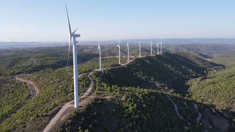 Drohnenaufnahme-Eines-Windparks-Zur-Windenergieerzeugung-In-Katalonien,-Spanien