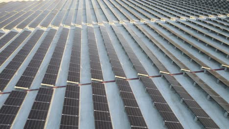 Luftaufnahme-Von-Sonnenkollektoren-In-Einem-Solarpark,-Der-Zur-Erzeugung-Sauberer-Energie-Genutzt-Wird