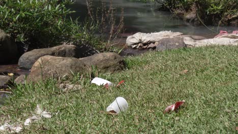 Basura-Plástica-Tóxica-Que-Contamina-La-Orilla-De-Un-Pequeño-Río-En-El-Sur-De-Honduras.