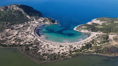 Filmischer-Orbit-Drohnenschuss-Am-Strand-Von-Voidokilia,-Griechenland