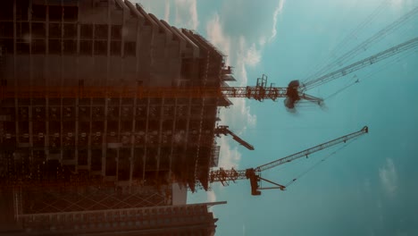 Grúas-Levantando-Losas-De-Cemento-Sobre-Un-Edificio-En-Un-Sitio-De-Construcción-En-Abu-Dhabi,-Emiratos-árabes-Unidos,-Lapso-De-Tiempo-Vertical