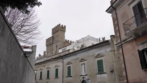 Blick-Auf-Gebäude-Und-Dächer-In-Guardiagrele,-Abruzzen,-Italien