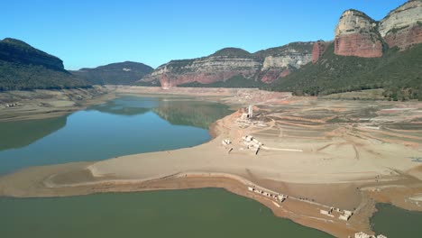 Sau-swamp-dike-in-Catalonia,-Spain,-intense-drought-in-2024-Sau-Marsh