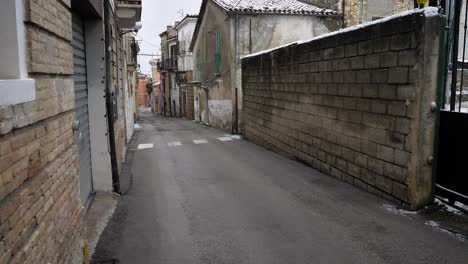 Vista-De-Las-Estrechas-Calles-De-Guardiagrele-En-Invierno,-Abruzzo,-Italia.