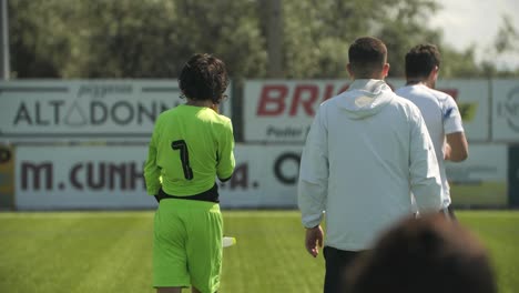 El-Portero-Del-Equipo-Juvenil-Masculino-Del-FC-Porto-Saliendo-Del-Campo-Con-El-Entrenador