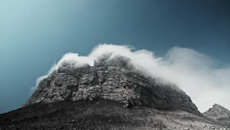 Dramatische-Wolken-Bewegen-Sich-Um-Eine-Riesige-Klippe-Am-Hangklip-Mountain-In-Südafrika,-Die-Aufgrund-Von-Waldbränden-In-Der-Nähe-Der-Pringle-Bay-Niedergebrannt-Ist