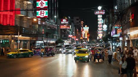 Gente-Viajando,-Comprando,-Explorando-Las-Famosas-Calles-Del-Barrio-Chino-De-Bangkok