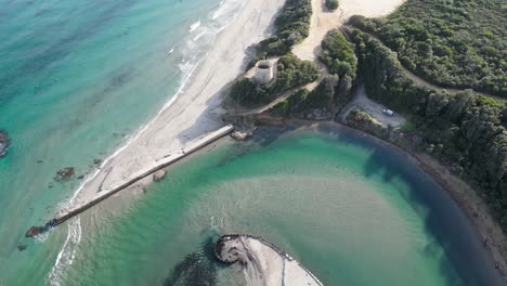 Filmischer-Drohnenclip-Von-Einem-Turm-Am-Strand-Von-Aleria,-Korsika