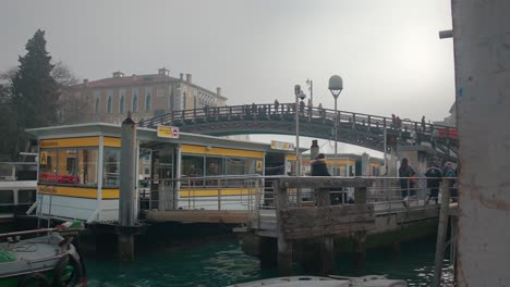 Venezianische-Vaporetto-Station-Mit-Fußgängerbrücke