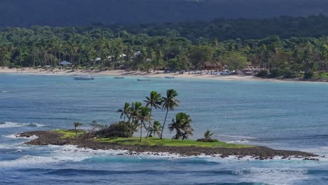 Beautiful-El-Cayito-Island-with-palm-trees-and-grass-and-coastline-with-sandy-beach-in-background
