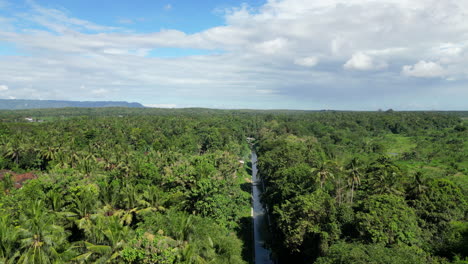 Erheben-Sie-Sich-über-Den-Dschungel-Und-Den-Kanal-Von-Yogyakarta-In-Indonesien