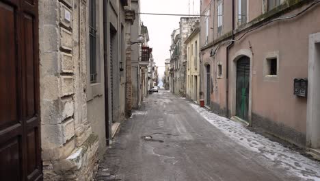 Static-view-of-back-streets-of-Guardiagrele-in-snow,-Abruzzo,-Italy