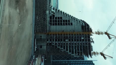 Sitio-De-Construcción-De-Un-Enorme-Edificio-En-Abu-Dhabi---Lapso-Vertical-De-Día-A-Noche