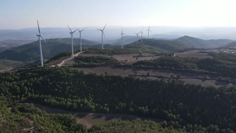 Toma-De-Drone-De-Un-Parque-Eólico-Para-La-Producción-De-Energía-Eólica-En-Cataluña,-España.