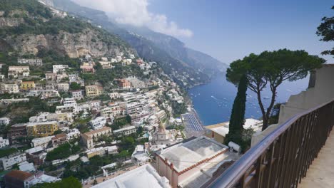 Overlooking-Vast-City-From-Cliff-|-Positano-Italy-Scenic-Summer-Cliffside-Immersive-Travel-Tourism-Mountainside,-Europe,-Walking,-Shaky,-4K