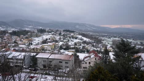 Vista-De-La-Nieve-En-Las-Casas-Que-Rodean-Guardiagrele-En-Invierno,-Abruzzo,-Italia