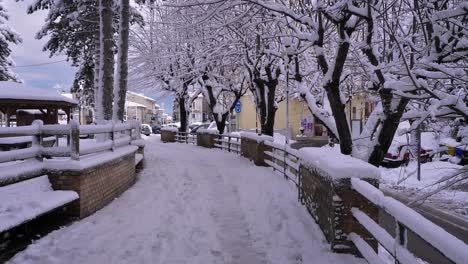 Schneebedeckte-Wege-Des-Garibaldi-Platzes,-Guardiagrele,-Abruzzen,-Italien