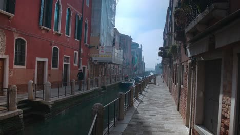 Ruhiger,-Sonniger-Kanalweg-In-Venedig,-Italien