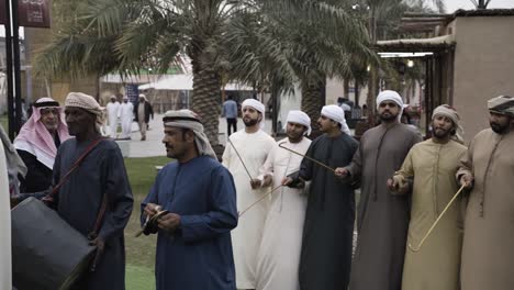 Sheikh-Zayed-Heritage-Festival-Band-Und-Sänger-–-Stöcke,-Hirtenstab,-Trommel,-Feier,-Musik