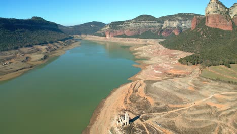 Sau-swamp-dike-in-Catalonia,-Spain,-intense-drought-in-2024,-Pantano-at-16%-of-its-capacity
