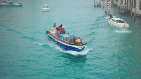 Venedig-Frachtschiff-Auf-Türkisfarbenem-Kanalwasser