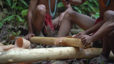 Mitglieder-Des-Mentawai-Stammes-In-Indonesien-Stellen-Das-Material-Her,-Aus-Dem-Sie-Ihre-Lendenschurze-Herstellen