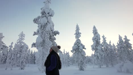 Niña-Disfrutando-Del-Paisaje-En-El-Bosque-Nevado-En-Laponia,-Finlandia,-Círculo-Polar-ártico