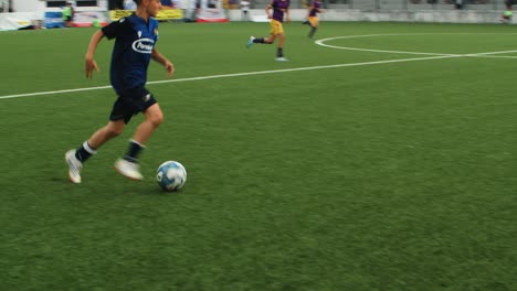 Jugendfußball-Fußball-FC-Famalicão-üben-Dribbeln-Mit-Dem-Ball-Auf-Dem-Spielfeld