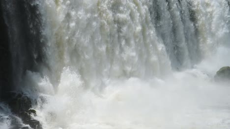 Wasserfall-Der-Iguazu-Wasserfälle-In-Argentinien,-Zeitlupenansicht-Des-Stürzenden-Wasserfalls-In-Ein-Riesiges-Tauchbecken,-Aggressives,-Helles,-Klares-Wasser,-Das-In-Wunderschönen-Nahaufnahmen-In-Südamerika-Fällt