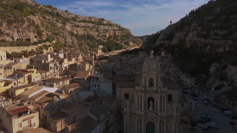 Scicli,-Iglesia-En-El-Antiguo-Pueblo-De-Montaña-En-Sicilia,-Italia