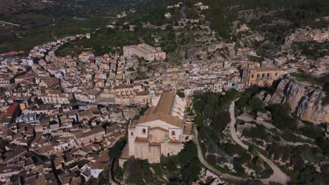 Antiguo-Pueblo-De-Montaña-Scicli,-Sicilia,-Italia