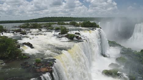 Erstaunliche-Farbenfrohe-Landschaft-Mit-Wunderschönen,-Hellen-Wassertälern,-Großen-Abschnitten-Langer-Wasserfälle-Bei-Blauen,-Sonnigen-Wetterbedingungen,-Felsigen-Landschaften-In-Den-Iguazu-Wasserfällen,-Brasilien,-Südamerika
